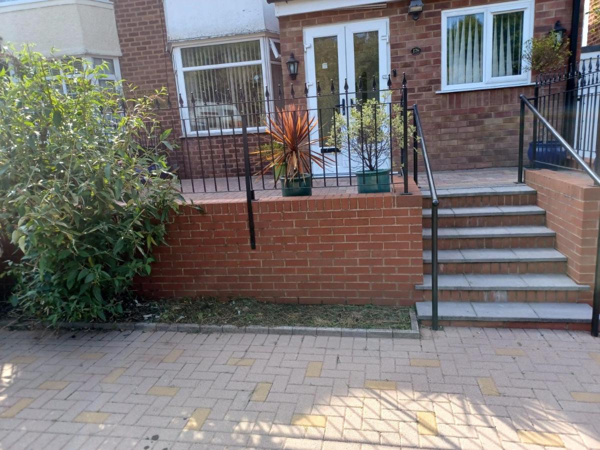 cosy-quiet-3-bedroom-home-with-free-parking-cheap-hotels-birmingham1.jpg Cheap Hotels Birmingham Cosy, quiet 3 bedroom home with free parking photo: 2