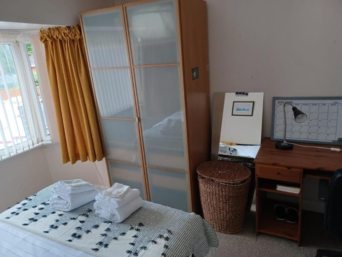cosy-quiet-3-bedroom-home-with-free-parking-cheap-hotels-birmingham3.jpg Cheap Hotels Birmingham Cosy, quiet 3 bedroom home with free parking photo: 4