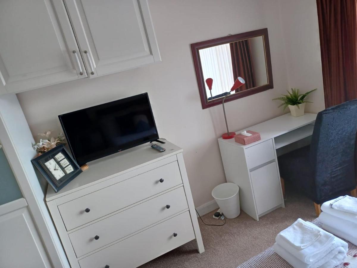 cosy-quiet-3-bedroom-home-with-free-parking-cheap-hotels-birmingham4.jpg Cheap Hotels Birmingham Cosy, quiet 3 bedroom home with free parking photo: 5